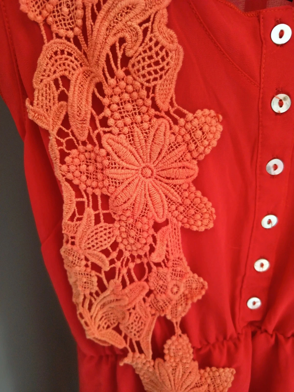Rode jurk met bloemen op de voorkant – photo 3